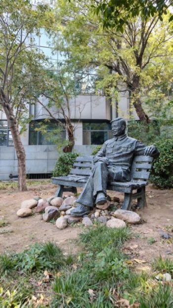 坐姿玻璃鋼仿銅鄧稼先雕塑