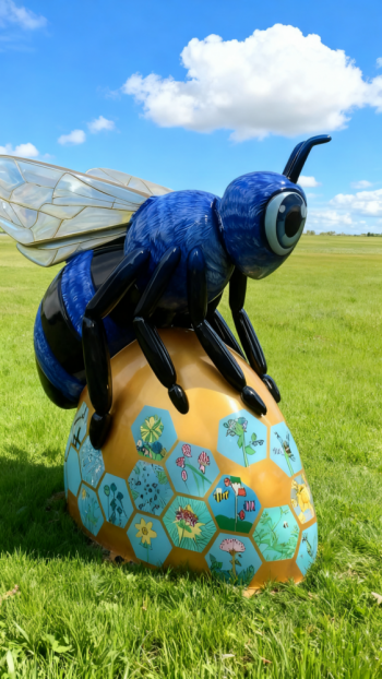 玻璃鋼卡通蜜蜂雕塑 (14)